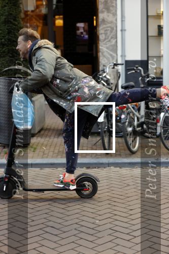 Amsterdam 18 november 2020
Selwyn Senatori op zijn electreische step op de pc hooftstraat
