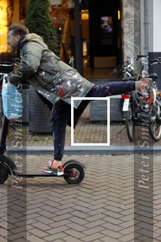 Amsterdam 18 november 2020
Selwyn Senatori op zijn electreische step op de pc hooftstraat