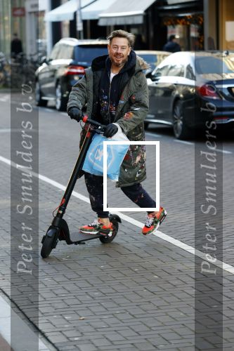 Amsterdam 18 november 2020
Selwyn Senatori op zijn electreische step op de pc hooftstraat