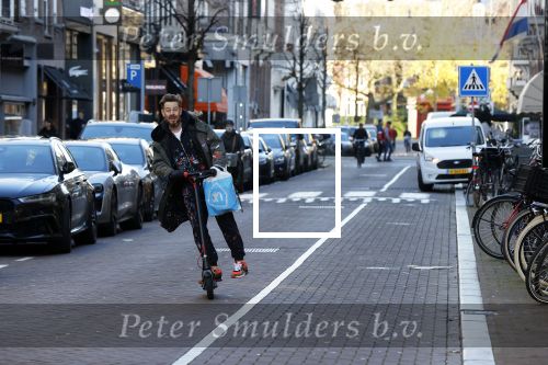 Amsterdam 18 november 2020
Selwyn Senatori op zijn electreische step op de pc hooftstraat
