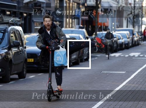 Amsterdam 18 november 2020
Selwyn Senatori op zijn electreische step op de pc hooftstraat