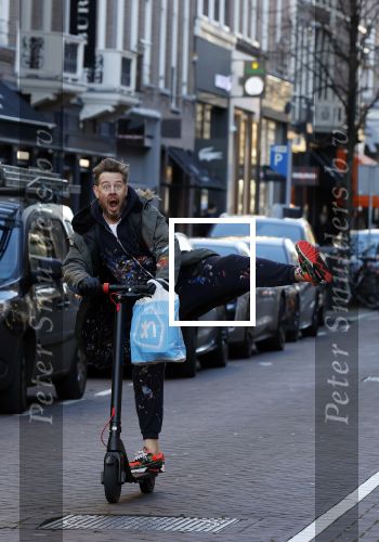 Amsterdam 18 november 2020
Selwyn Senatori op zijn electreische step op de pc hooftstraat