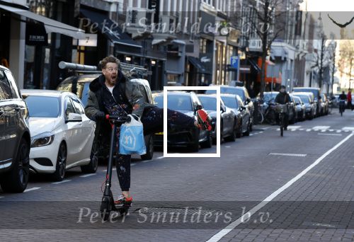 Amsterdam 18 november 2020
Selwyn Senatori op zijn electreische step op de pc hooftstraat