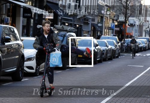 Amsterdam 18 november 2020
Selwyn Senatori op zijn electreische step op de pc hooftstraat