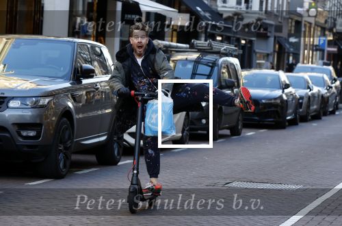 Amsterdam 18 november 2020
Selwyn Senatori op zijn electreische step op de pc hooftstraat
