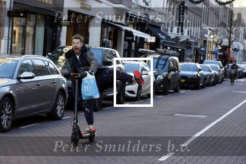 Amsterdam 18 november 2020
Selwyn Senatori op zijn electreische step op de pc hooftstraat