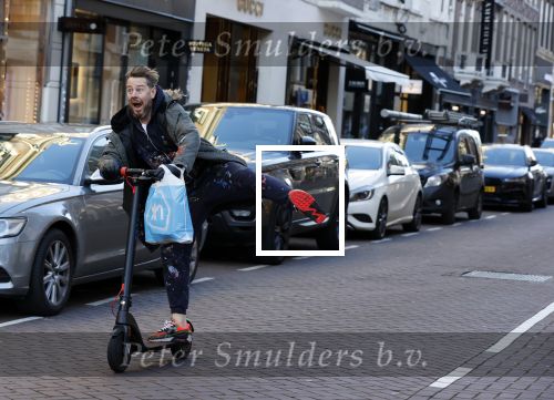 Amsterdam 18 november 2020
Selwyn Senatori op zijn electreische step op de pc hooftstraat
