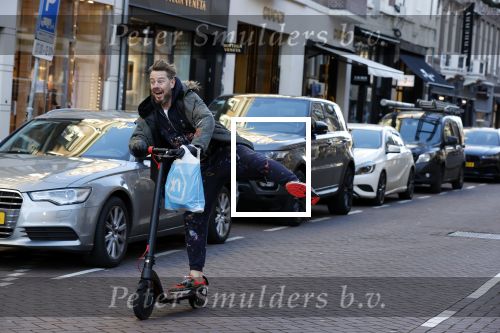 Amsterdam 18 november 2020
Selwyn Senatori op zijn electreische step op de pc hooftstraat