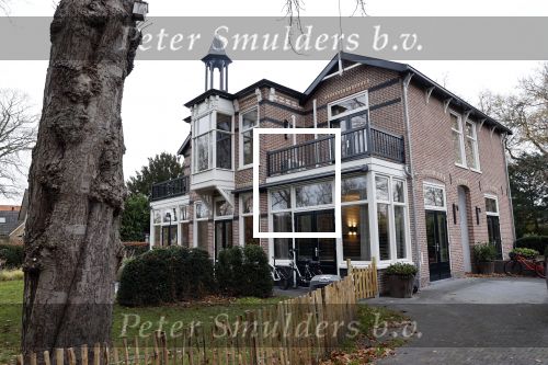 Bergen 26 november 2020
Sonja Bakker met haar nieuwe boek. Partner Barrie Suijdam helpt haar met inpakken. Sonja haar huis