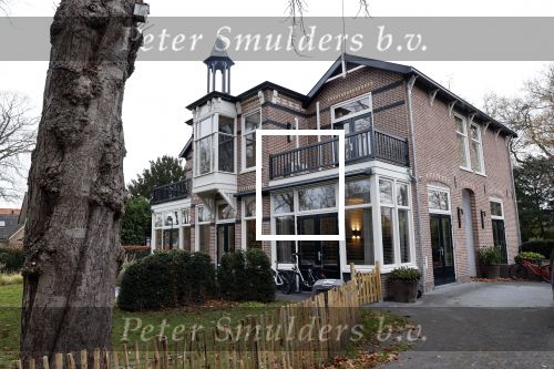 Bergen 26 november 2020
Sonja Bakker met haar nieuwe boek. Partner Barrie Suijdam helpt haar met inpakken. Sonja haar huis