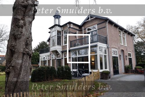 Bergen 26 november 2020
Sonja Bakker met haar nieuwe boek. Partner Barrie Suijdam helpt haar met inpakken. Sonja haar huis