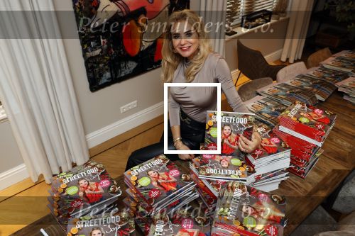 Bergen 26 november 2020
Sonja Bakker met haar nieuwe boek. Partner Barrie Suijdam helpt haar met inpakken