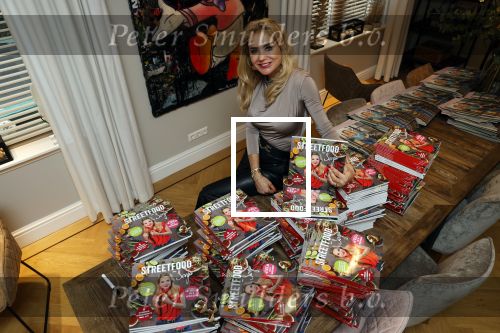 Bergen 26 november 2020
Sonja Bakker met haar nieuwe boek. Partner Barrie Suijdam helpt haar met inpakken