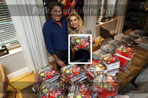 Bergen 26 november 2020
Sonja Bakker met haar nieuwe boek. Partner Barrie Suijdam helpt haar met inpakken