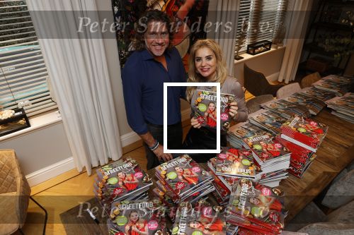 Bergen 26 november 2020
Sonja Bakker met haar nieuwe boek. Partner Barrie Suijdam helpt haar met inpakken