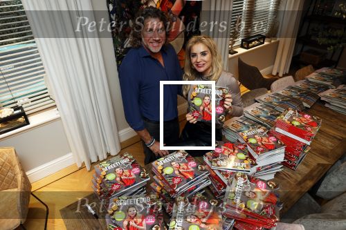 Bergen 26 november 2020
Sonja Bakker met haar nieuwe boek. Partner Barrie Suijdam helpt haar met inpakken