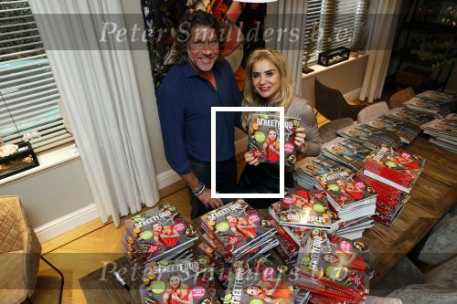 Bergen 26 november 2020
Sonja Bakker met haar nieuwe boek. Partner Barrie Suijdam helpt haar met inpakken