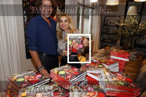 Bergen 26 november 2020
Sonja Bakker met haar nieuwe boek. Partner Barrie Suijdam helpt haar met inpakken