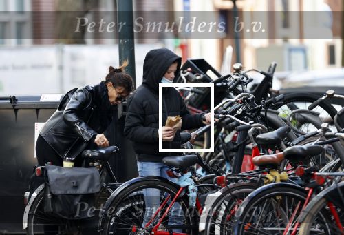 Amsterdam 23 november 2020
Suzanne Klemann  met dochter op straat in Amsterdam zuid.