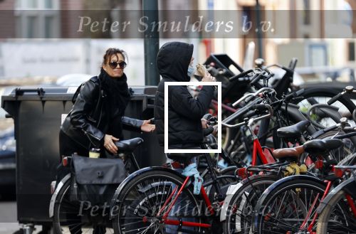 Amsterdam 23 november 2020
Suzanne Klemann  met dochter op straat in Amsterdam zuid.