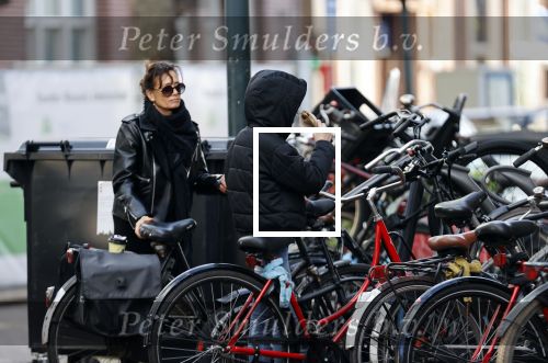 Amsterdam 23 november 2020
Suzanne Klemann  met dochter op straat in Amsterdam zuid.