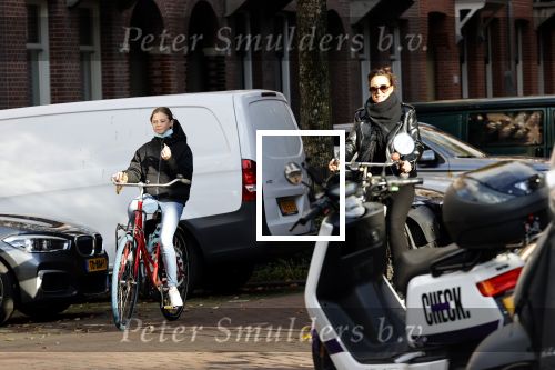 Amsterdam 23 november 2020
Suzanne Klemann  met dochter op straat in Amsterdam zuid.