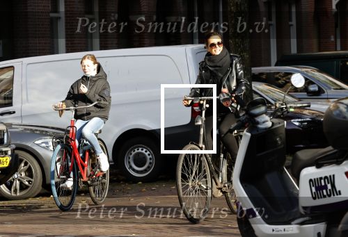 Amsterdam 23 november 2020
Suzanne Klemann  met dochter op straat in Amsterdam zuid.