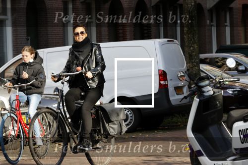 Amsterdam 23 november 2020
Suzanne Klemann  met dochter op straat in Amsterdam zuid.