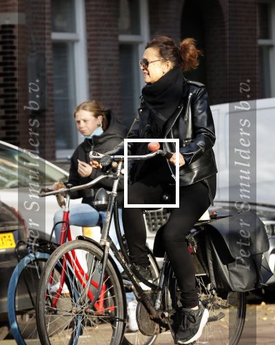 Amsterdam 23 november 2020
Suzanne Klemann  met dochter op straat in Amsterdam zuid.