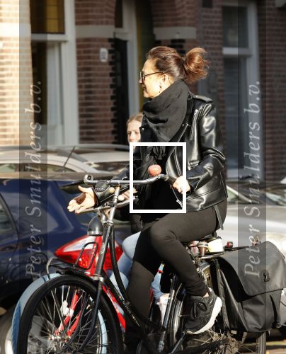 Amsterdam 23 november 2020
Suzanne Klemann  met dochter op straat in Amsterdam zuid.