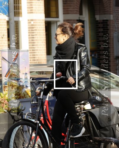 Amsterdam 23 november 2020
Suzanne Klemann  met dochter op straat in Amsterdam zuid.