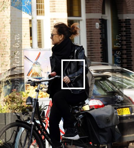 Amsterdam 23 november 2020
Suzanne Klemann  met dochter op straat in Amsterdam zuid.