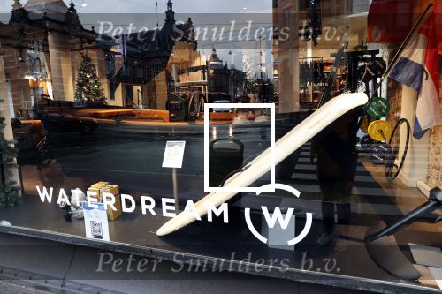 Amsterdam 17 december 2020
Winkel THE waar oa de boten van Prins Bernhard ( Waterdream) verkocht worden
