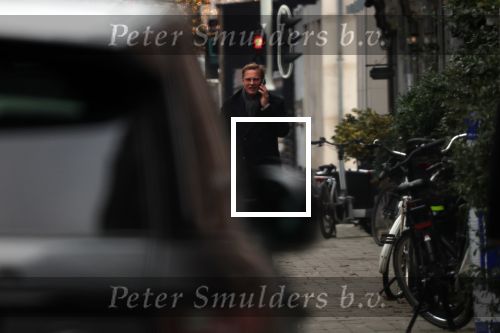 Amsterdam 8 december 2021
Albert Verlinde druk bellend op straat.