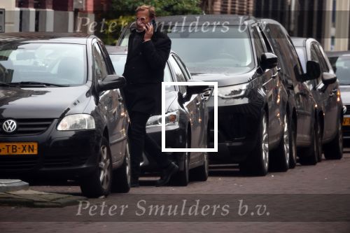 Amsterdam 8 december 2021
Albert Verlinde druk bellend op straat.