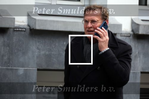 Amsterdam 8 december 2021
Albert Verlinde druk bellend op straat.