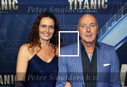 Almere 21 november 2021
Premiere van musical the Titanic in schouwburg Almere. Alfred v d Heuvel met (een) vriendin