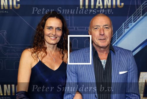 Almere 21 november 2021
Premiere van musical the Titanic in schouwburg Almere. Alfred v d Heuvel met (een) vriendin