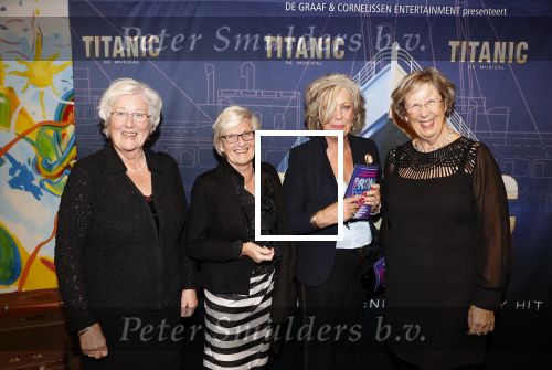 Almere 21 november 2021
Premiere van musical the Titanic in schouwburg Almere. Annemarie Jorritsma kwam met vriendinnen