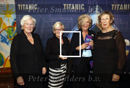 Almere 21 november 2021
Premiere van musical the Titanic in schouwburg Almere. Annemarie Jorritsma kwam met vriendinnen