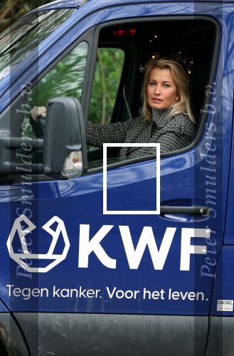 Amsterdam 3 december 2021
Anouk Smulders heeft opnames voor SBS6 programma inzake het KWF . Hans Klok heeft lampion bij voor zijn overleden assistente Nathalie Hoop.