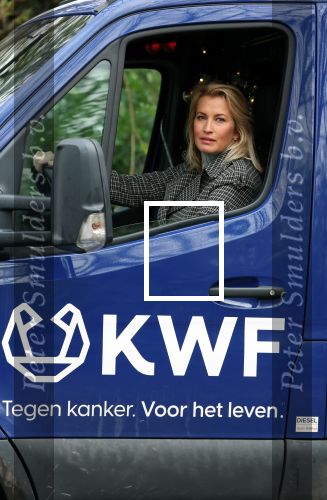Amsterdam 3 december 2021
Anouk Smulders heeft opnames voor SBS6 programma inzake het KWF . Hans Klok heeft lampion bij voor zijn overleden assistente Nathalie Hoop.