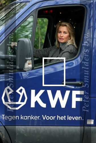 Amsterdam 3 december 2021
Anouk Smulders heeft opnames voor SBS6 programma inzake het KWF . Hans Klok heeft lampion bij voor zijn overleden assistente Nathalie Hoop.