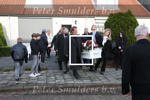 Emmeloord 10 december 2021
Begrafenis Arie Ribbens .Aanwezig zijn vrouw Cea Ribbens zijn dochter met gezin en oa Bonnie St Claire en Jacques Herb met zijn vrouw . De man van Bonnie Anne Jan Jongbloed verzorgt de uitvaart.