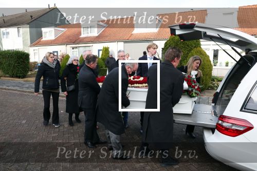 Emmeloord 10 december 2021
Begrafenis Arie Ribbens .Aanwezig zijn vrouw Cea Ribbens zijn dochter met gezin en oa Bonnie St Claire en Jacques Herb met zijn vrouw . De man van Bonnie Anne Jan Jongbloed verzorgt de uitvaart.