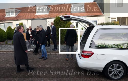 Emmeloord 10 december 2021
Begrafenis Arie Ribbens .Aanwezig zijn vrouw Cea Ribbens zijn dochter met gezin en oa Bonnie St Claire en Jacques Herb met zijn vrouw . De man van Bonnie Anne Jan Jongbloed verzorgt de uitvaart.