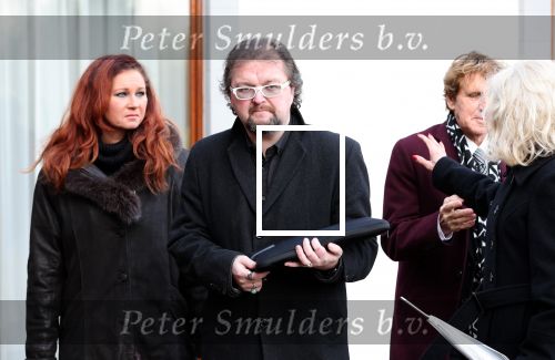 Emmeloord 10 december 2021
Begrafenis Arie Ribbens .Aanwezig zijn vrouw Cea Ribbens zijn dochter met gezin en oa Bonnie St Claire en Jacques Herb met zijn vrouw . De man van Bonnie Anne Jan Jongbloed verzorgt de uitvaart.