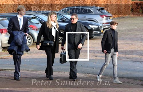 Emmeloord 10 december 2021
Begrafenis Arie Ribbens .Aanwezig zijn vrouw Cea Ribbens zijn dochter met gezin en oa Bonnie St Claire en Jacques Herb met zijn vrouw . De man van Bonnie Anne Jan Jongbloed verzorgt de uitvaart.