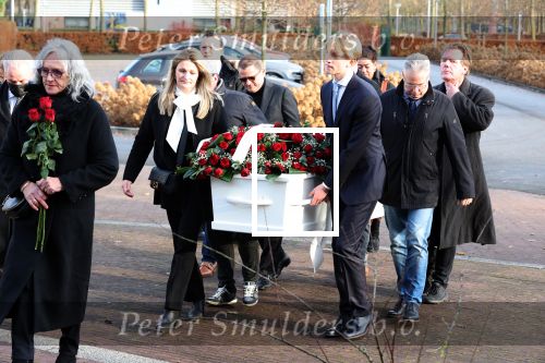 Emmeloord 10 december 2021
Begrafenis Arie Ribbens .Aanwezig zijn vrouw Cea Ribbens zijn dochter met gezin en oa Bonnie St Claire en Jacques Herb met zijn vrouw . De man van Bonnie Anne Jan Jongbloed verzorgt de uitvaart.