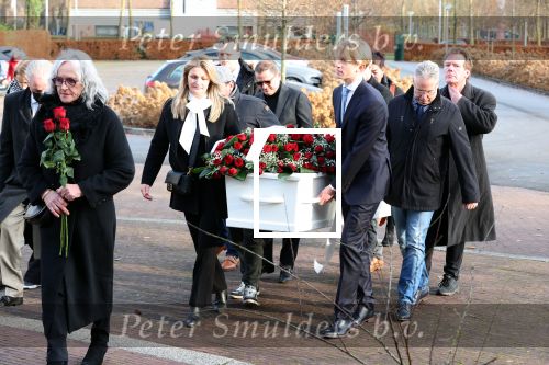 Emmeloord 10 december 2021
Begrafenis Arie Ribbens .Aanwezig zijn vrouw Cea Ribbens zijn dochter met gezin en oa Bonnie St Claire en Jacques Herb met zijn vrouw . De man van Bonnie Anne Jan Jongbloed verzorgt de uitvaart.